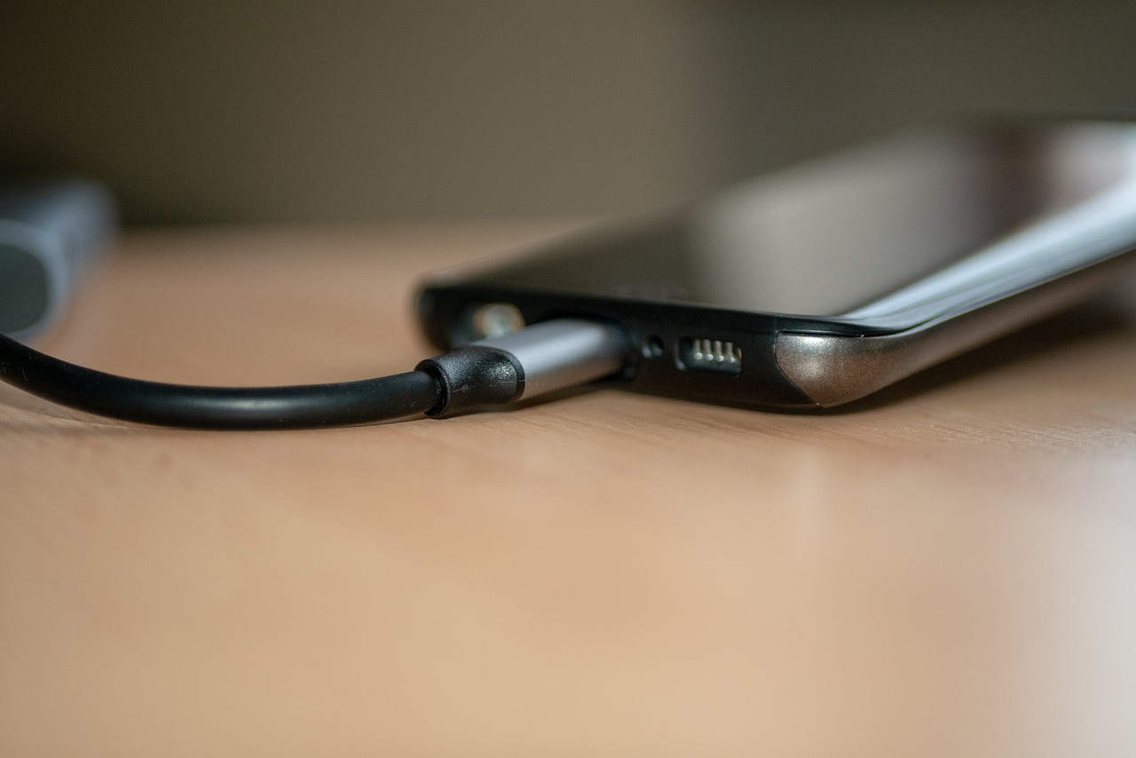 モバイルバッテリーー充電中