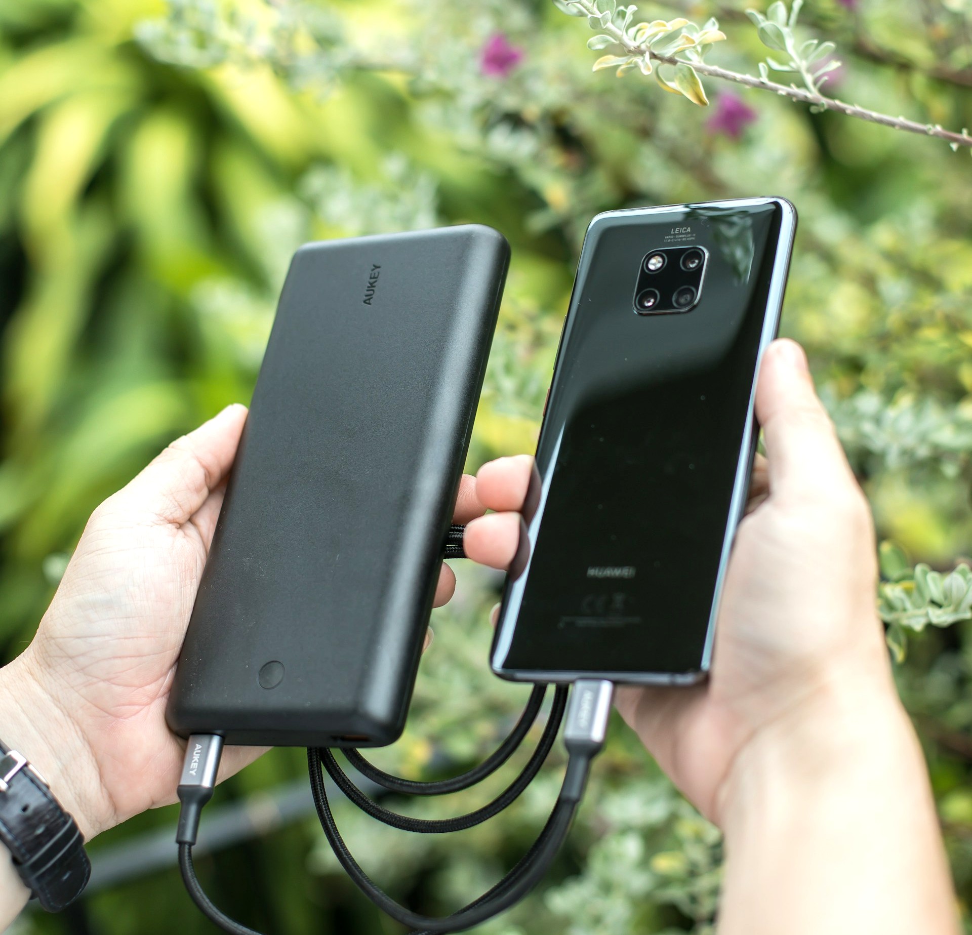 スマホに充電中のモバイルバッテリー