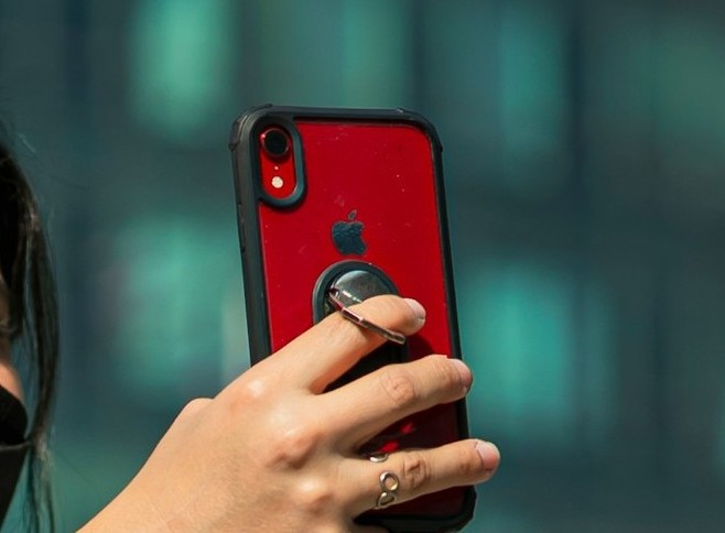 スマホリング付きのスマートフォンをもっている様子