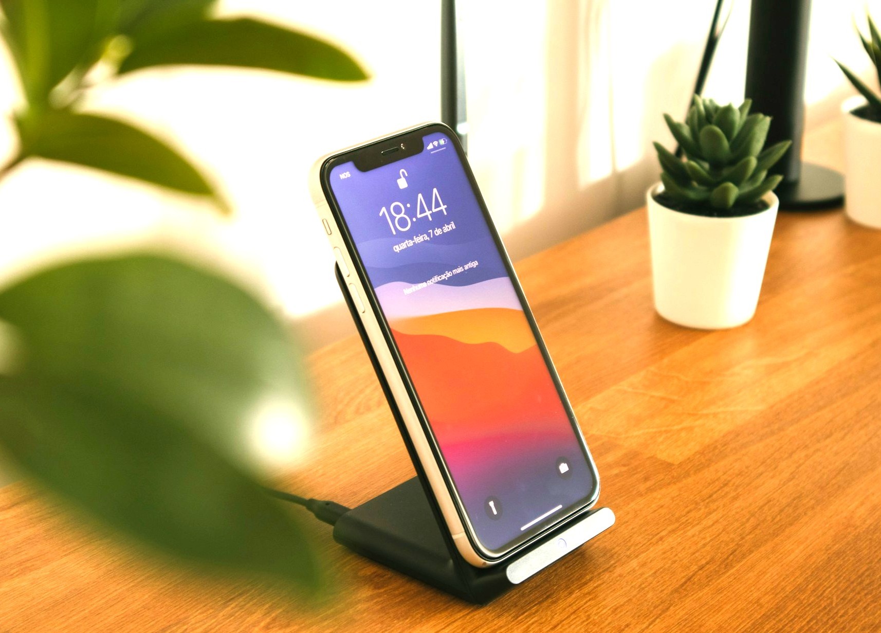 スタンド型ワイヤレス充電器でスマホを充電している様子