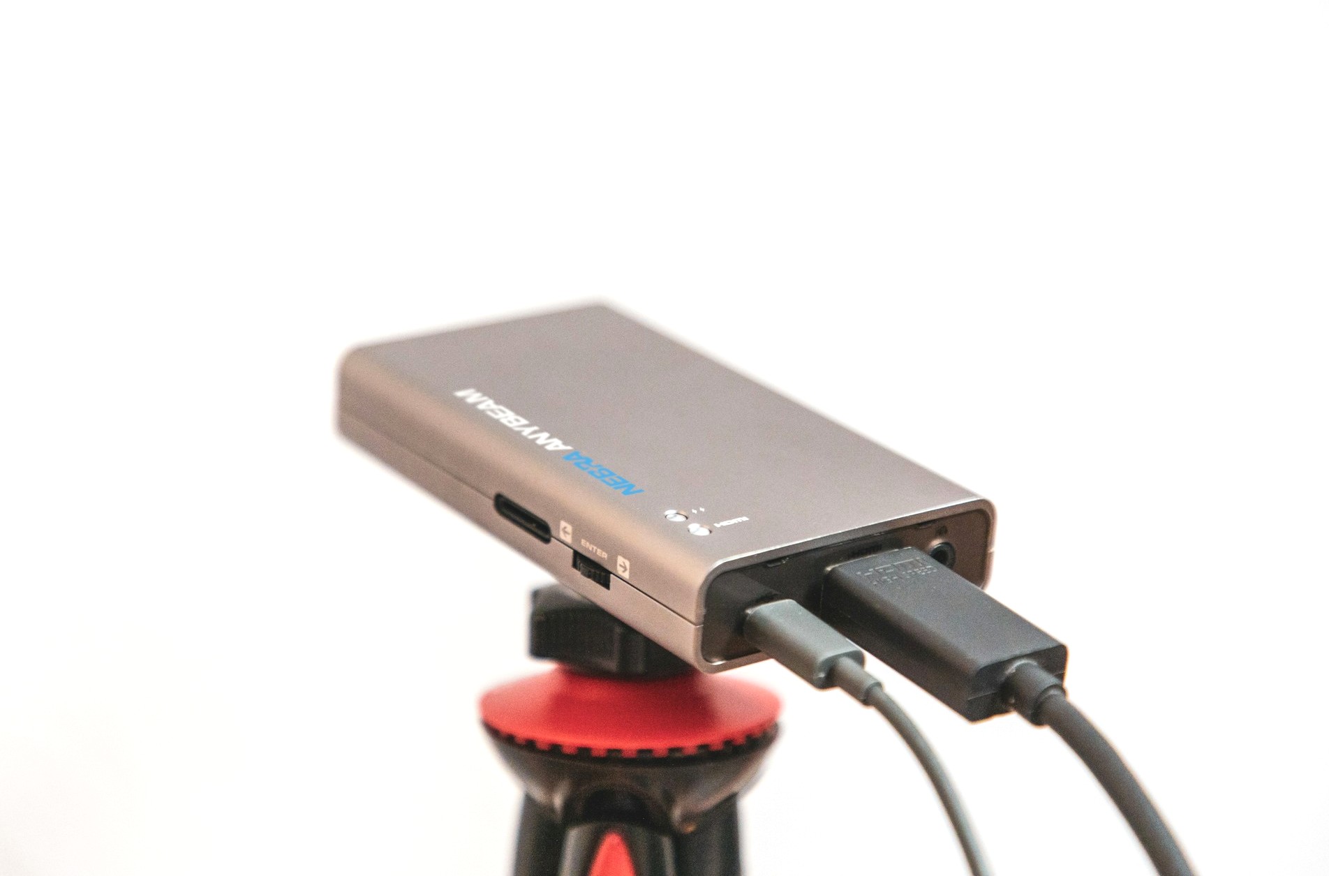２つのデバイスに充電中のモバイルバッテリー