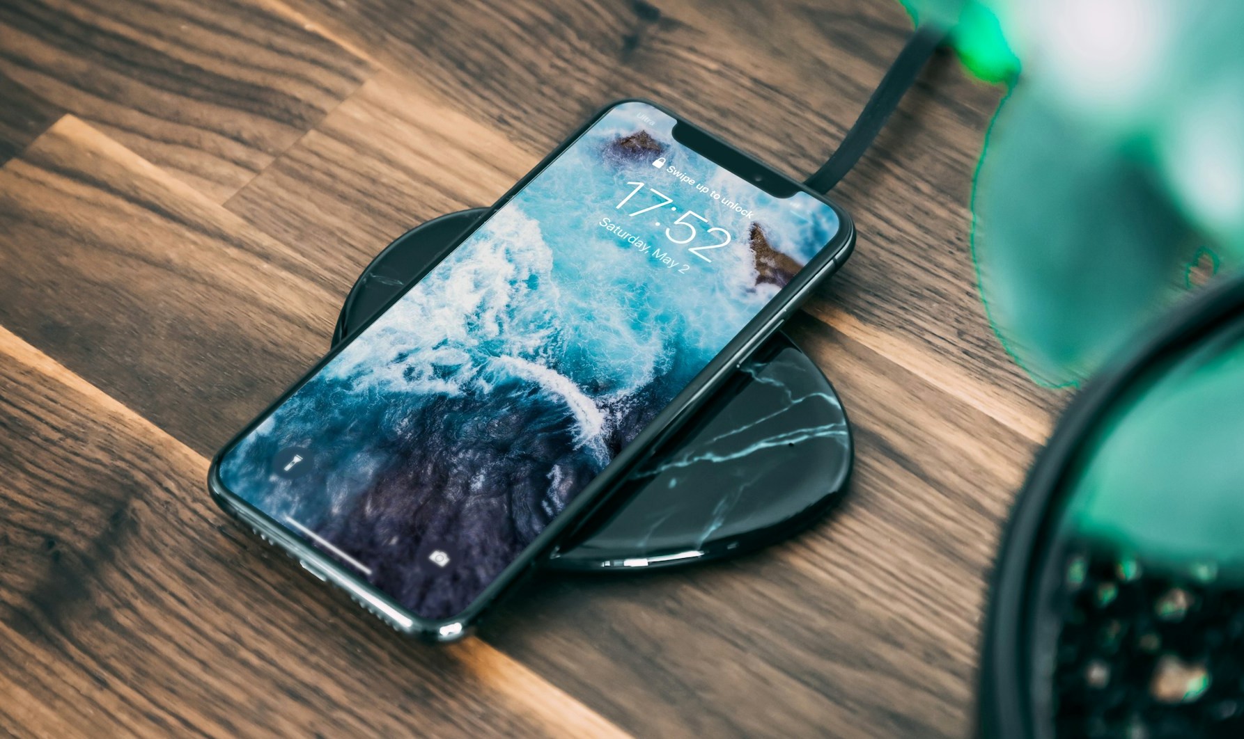 置くだけで充電できるワイヤレス充電器の使用例