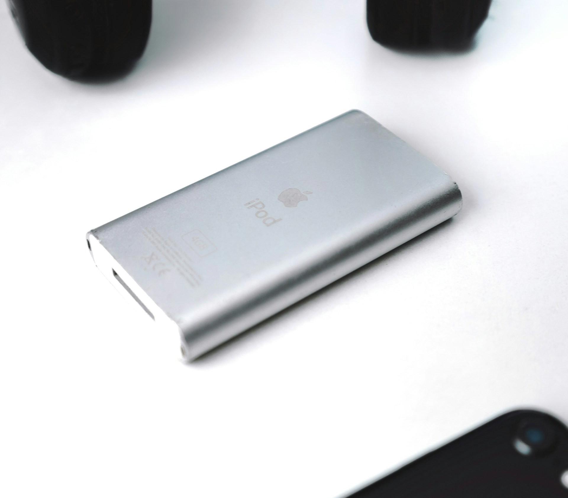 デスクに置かれたモバイルバッテリー