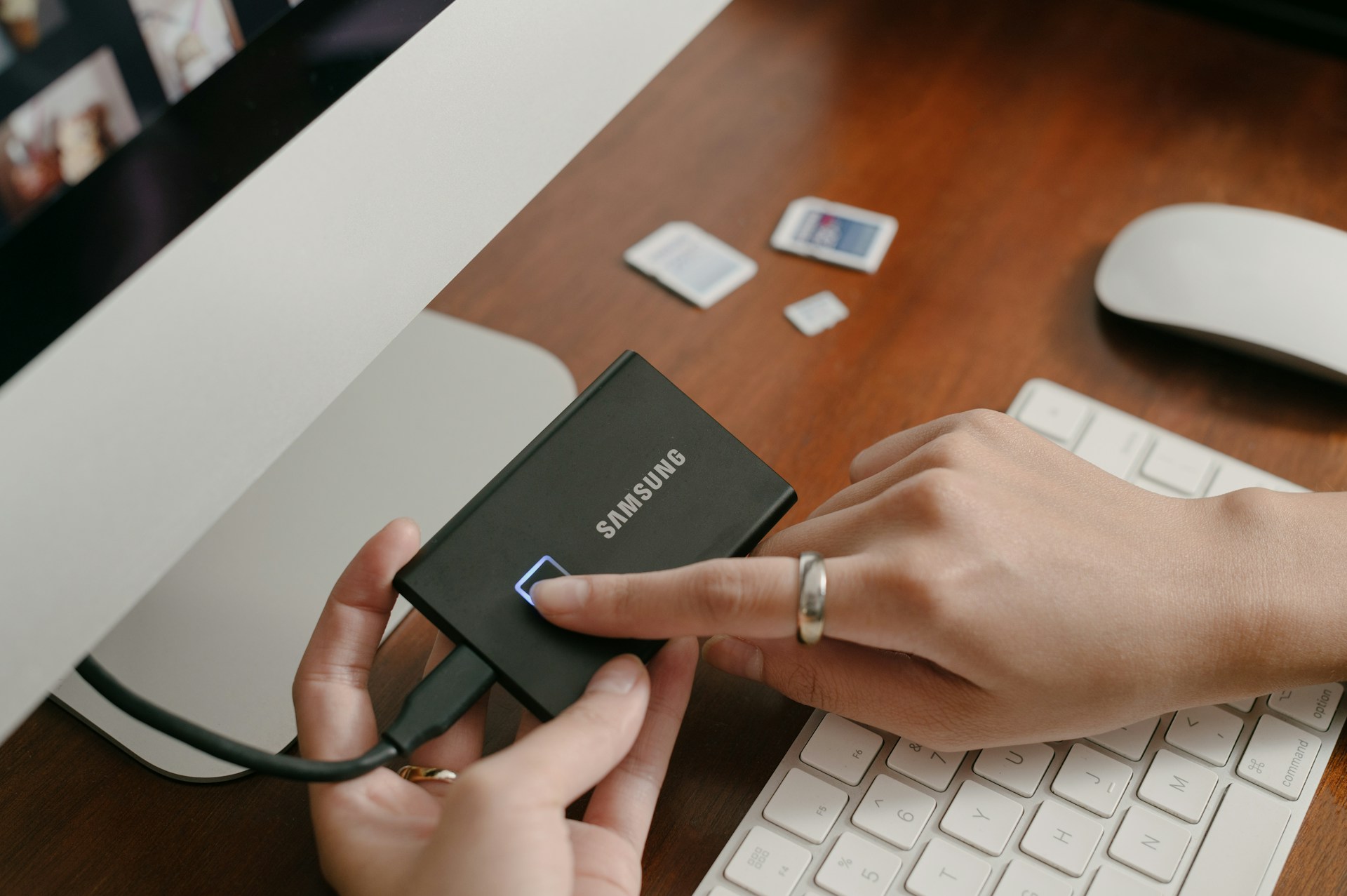 作業デスクで充電中のモバイルバッテリー 