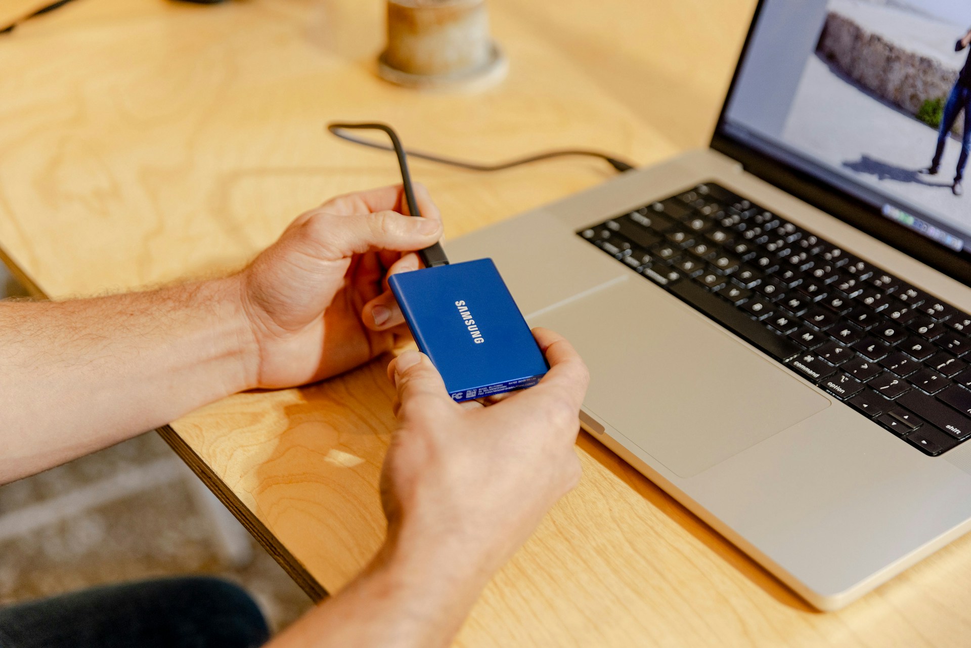 モバイルバッテリーでPCを充電する様子