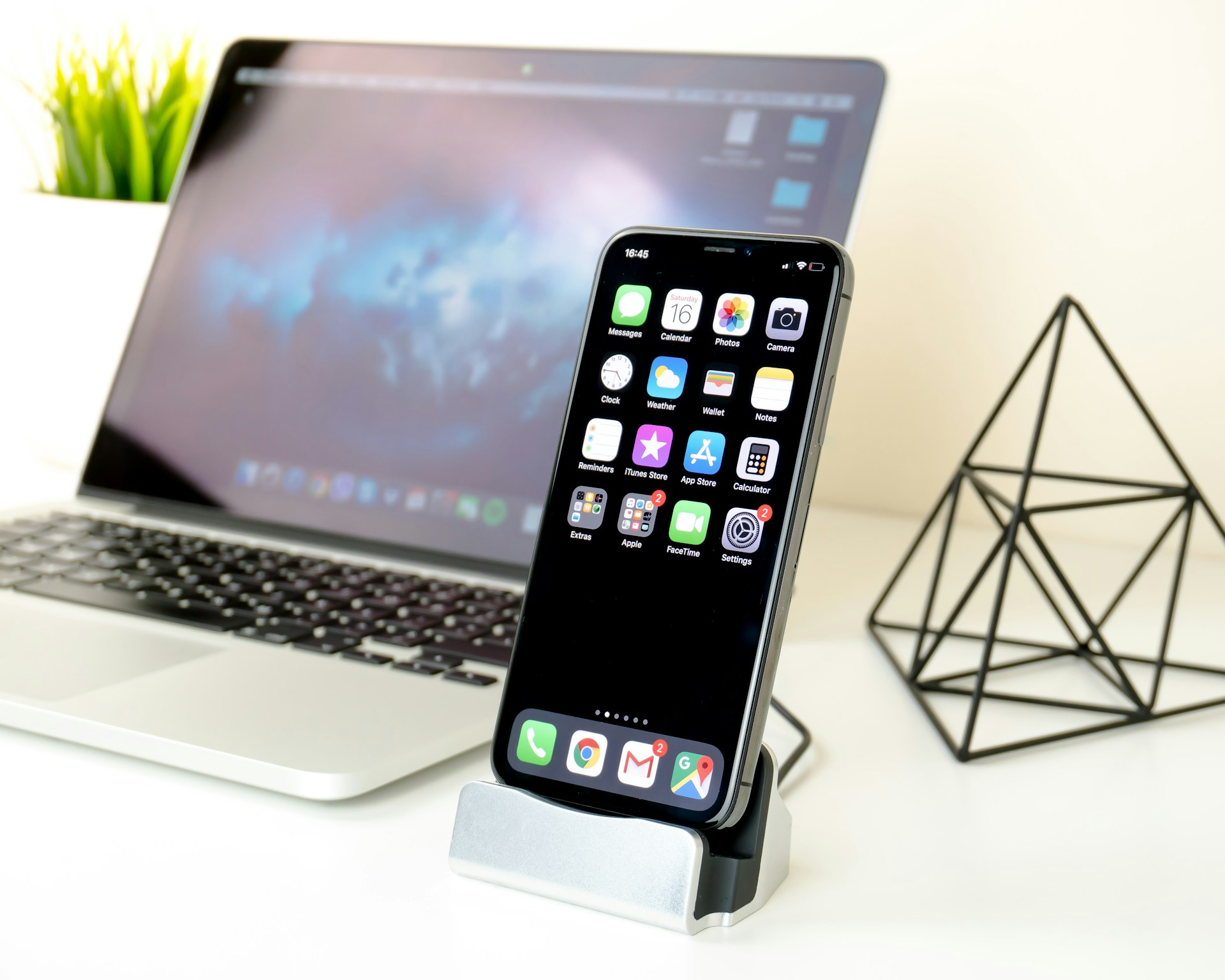 デスクの上のスマホスタンド