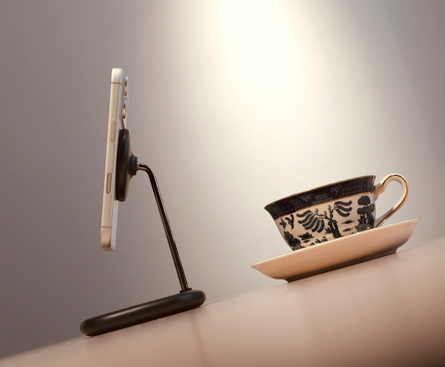 カフェのテーブルにあるスマホスタンドとスマートフォン