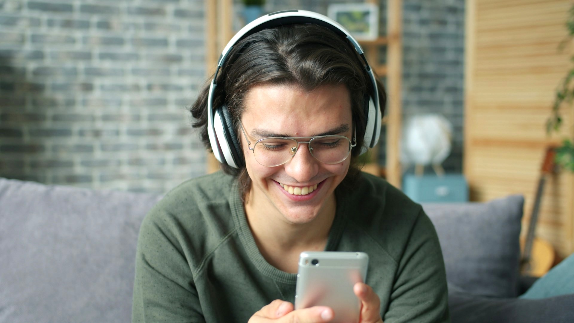 ワイヤレスイヤフォンをしてスマホを使用中