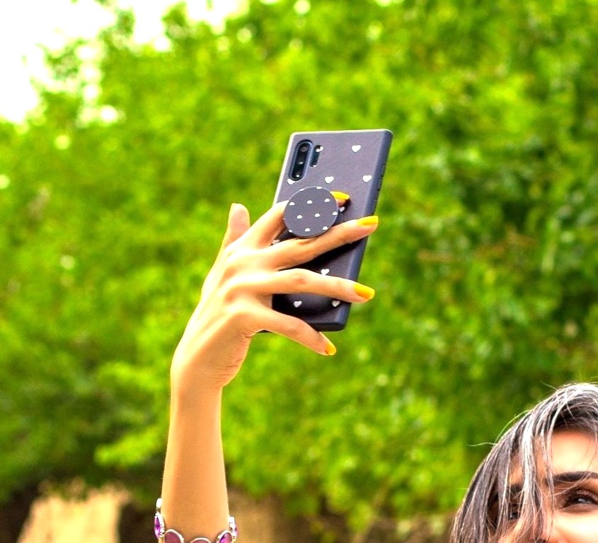 スマホリングを使って写真を撮っている様子