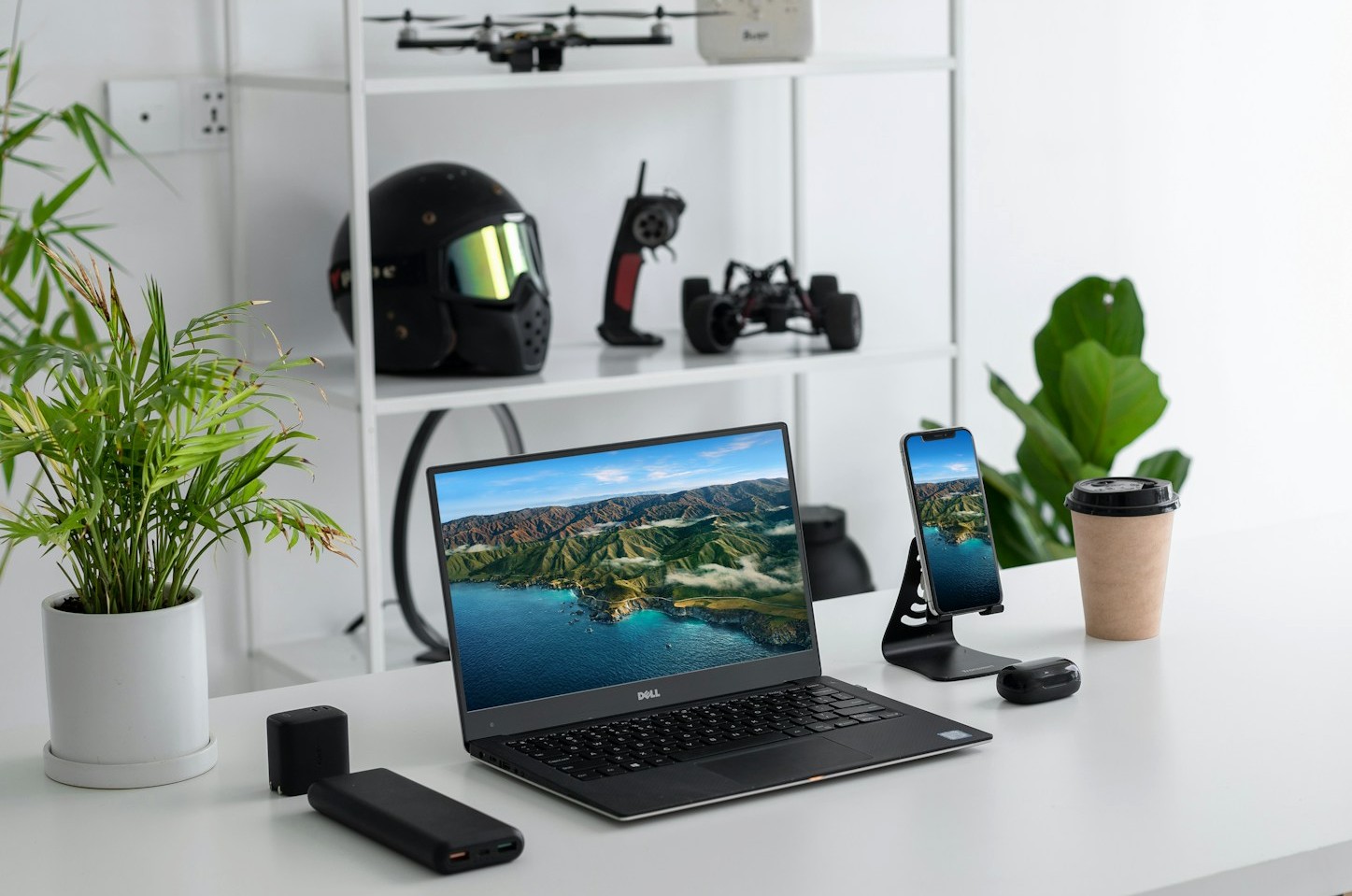 デスク上のスマートフォンと周辺機器の使用イメージ