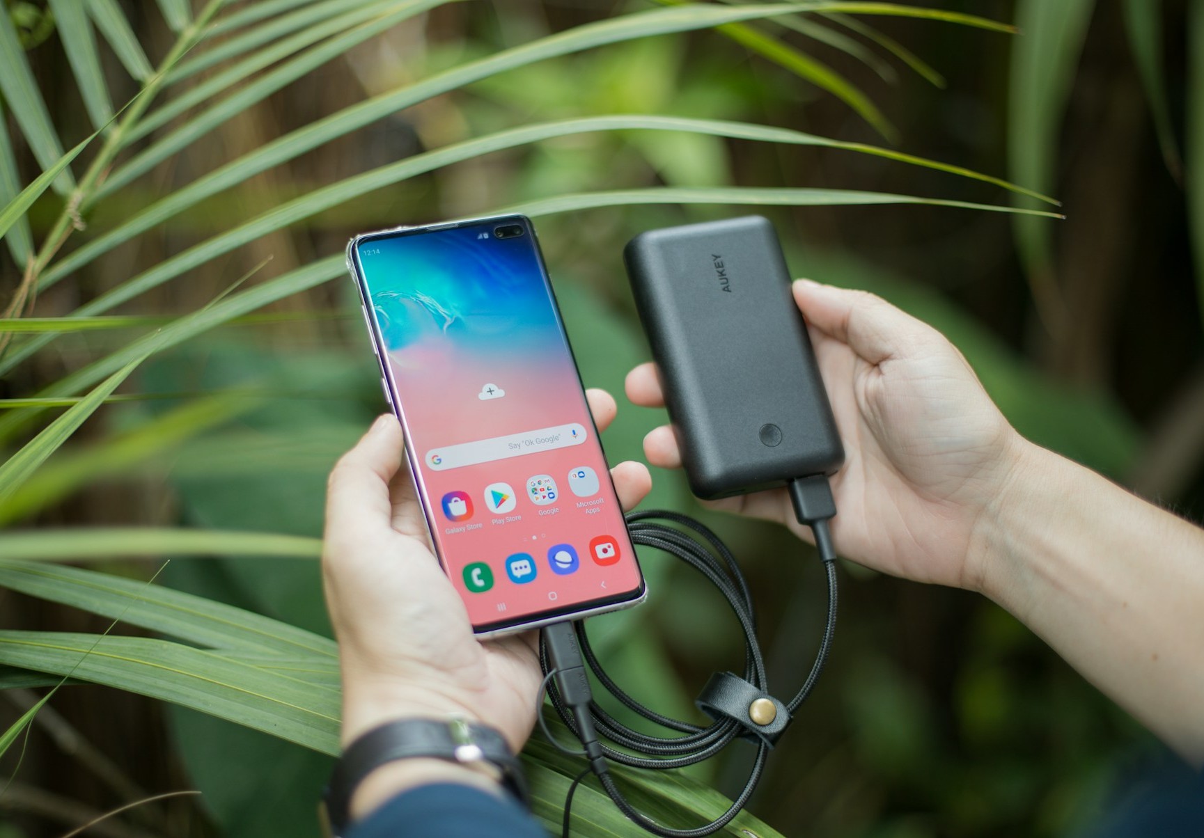 スマホをモバイルバッテリーで充電している様子