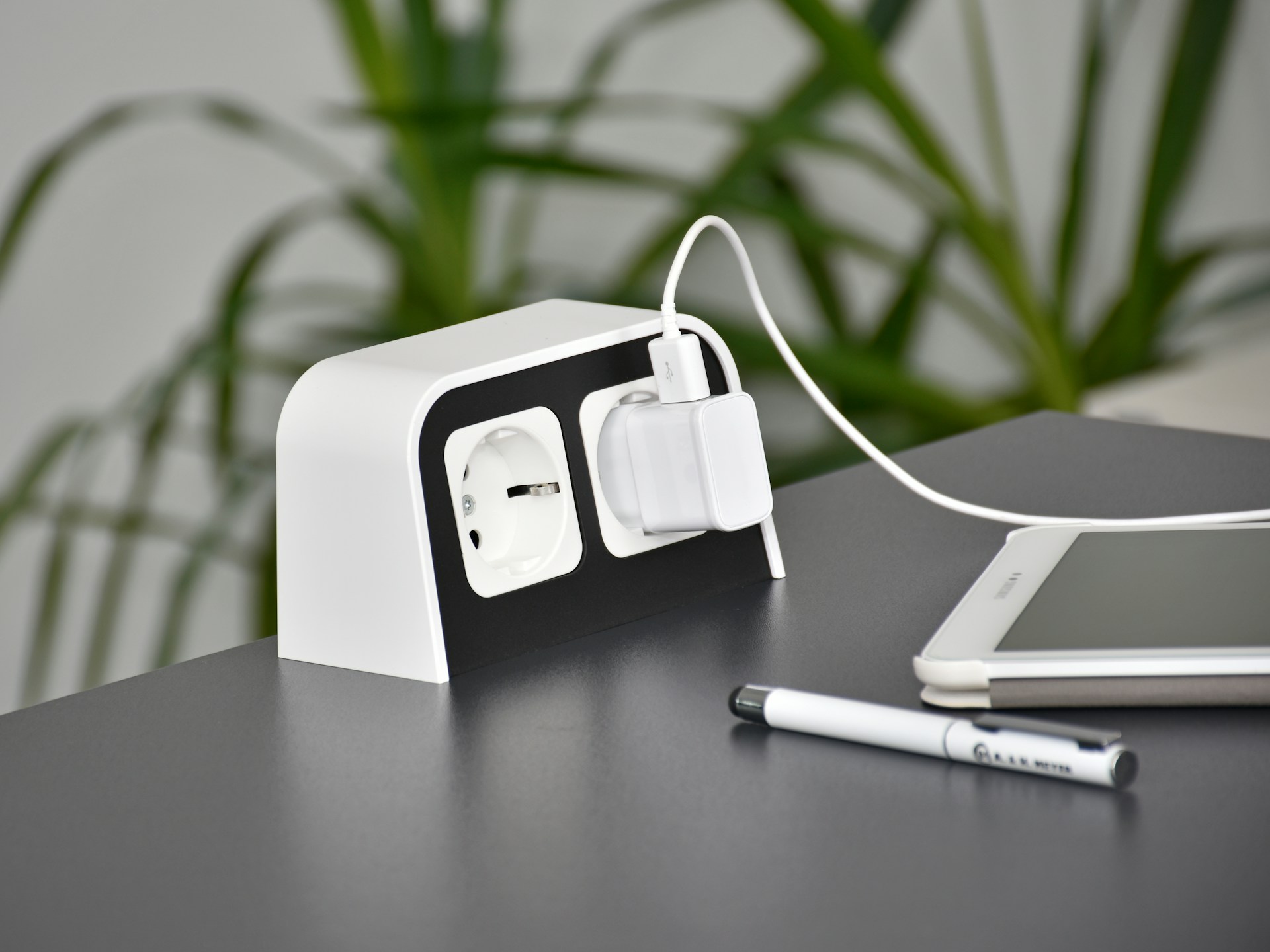 コンパクト充電器を使用している様子