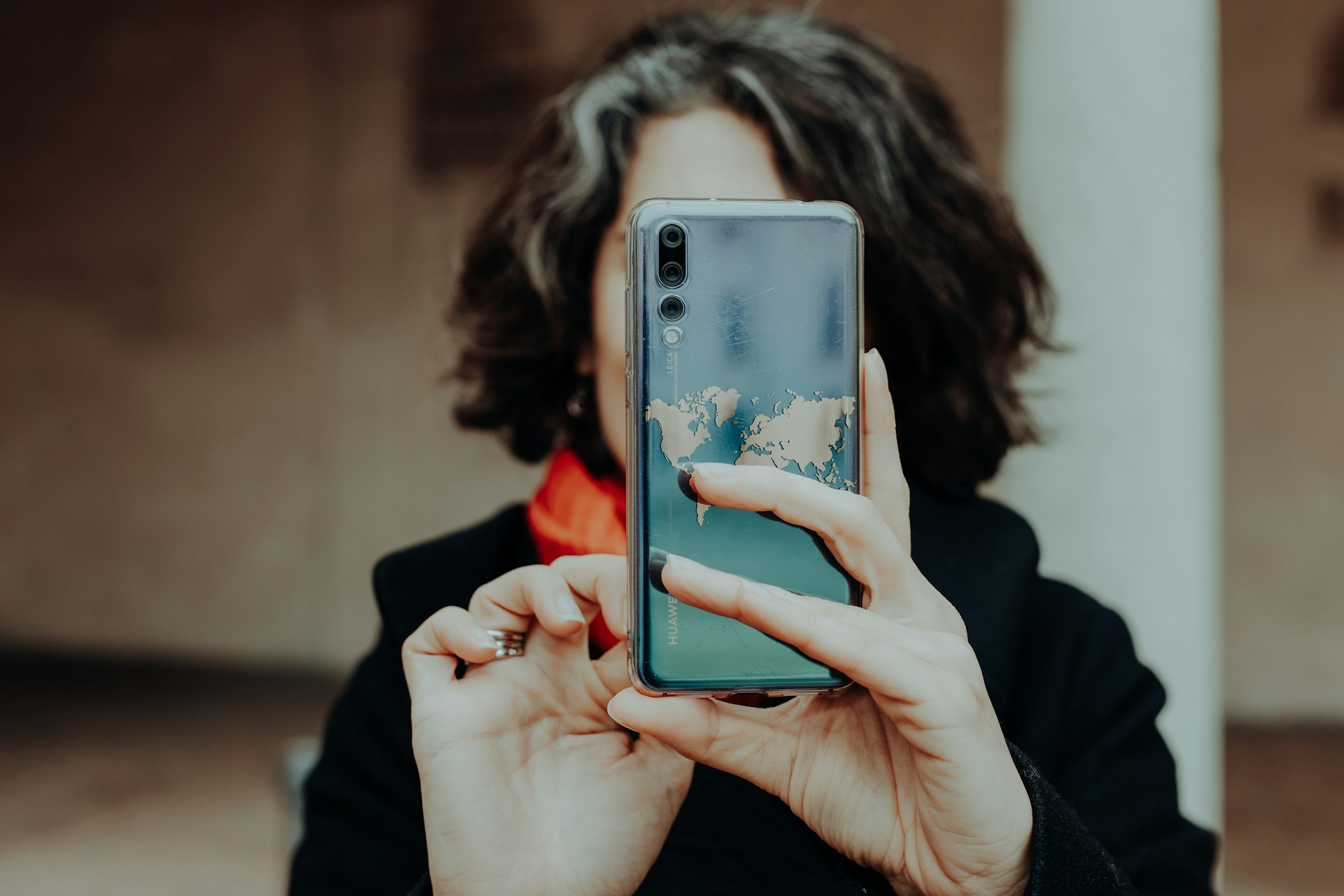 お洒落なスマホケースを使用している女性