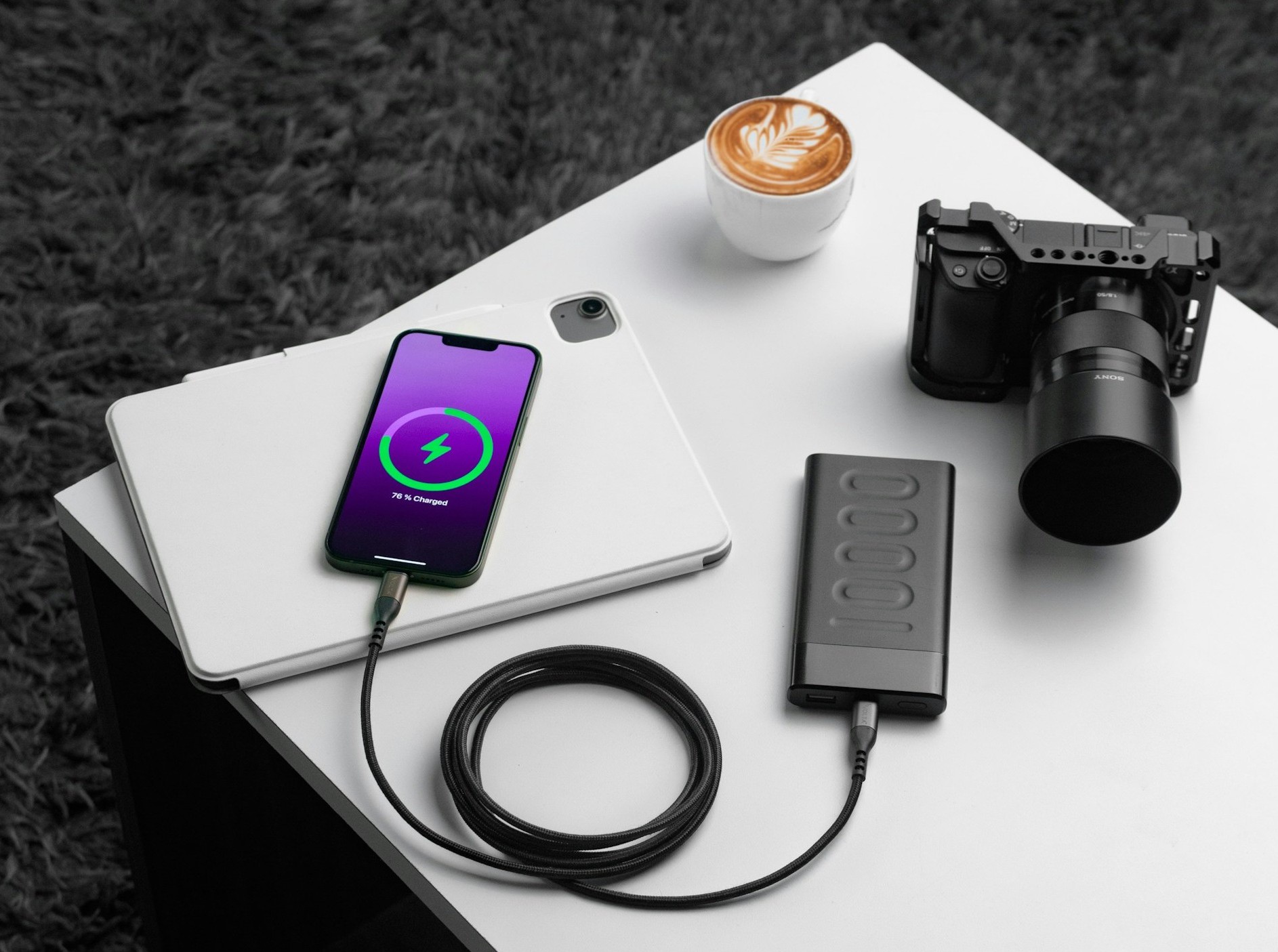テーブルの上でスマホを重電中の様子
