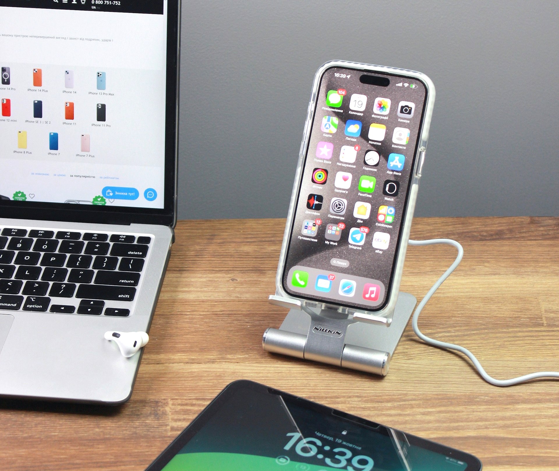 デスク上のスマホスタンドに乗せた携帯電話